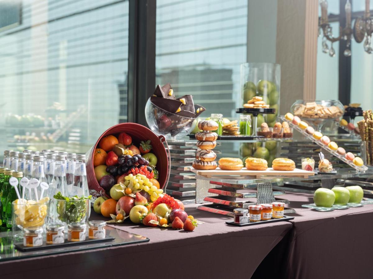 The Venue Jeddah Corniche Otel Dış mekan fotoğraf A buffet at a hotel