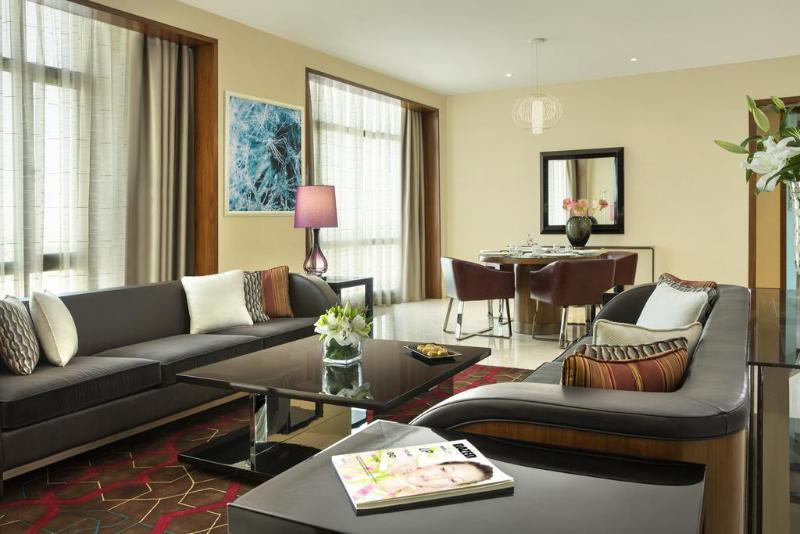 The Venue Jeddah Corniche Otel Dış mekan fotoğraf A living room in a suite at the hotel